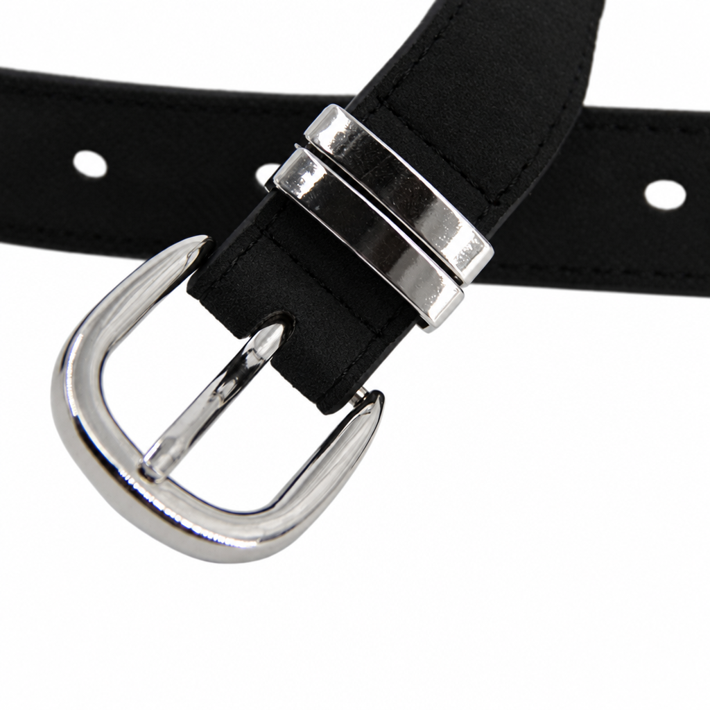Cinturón detalles plateados fondo blanco 1