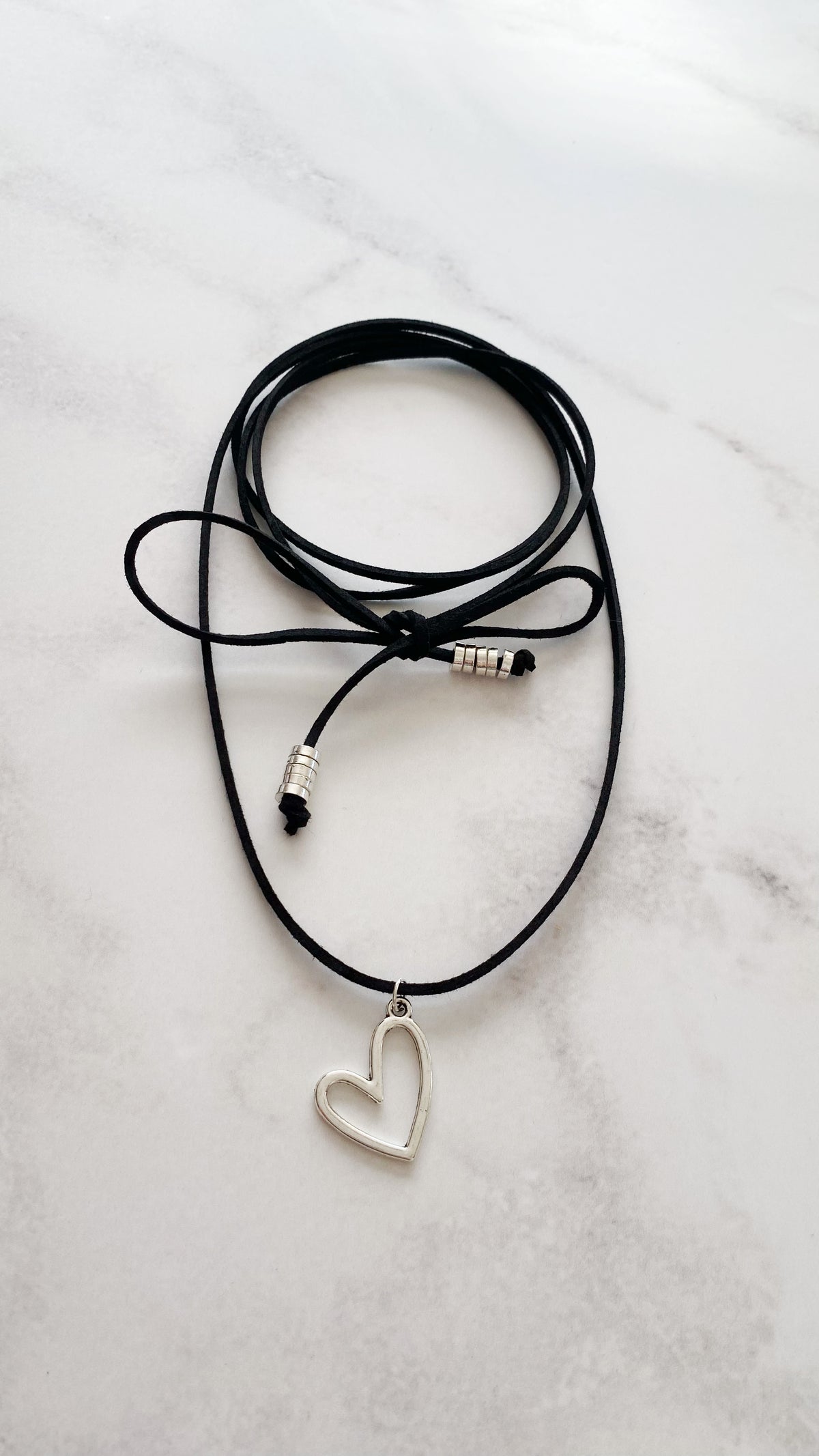 COLLAR GAMUZA CORAZÓN - NEGRO