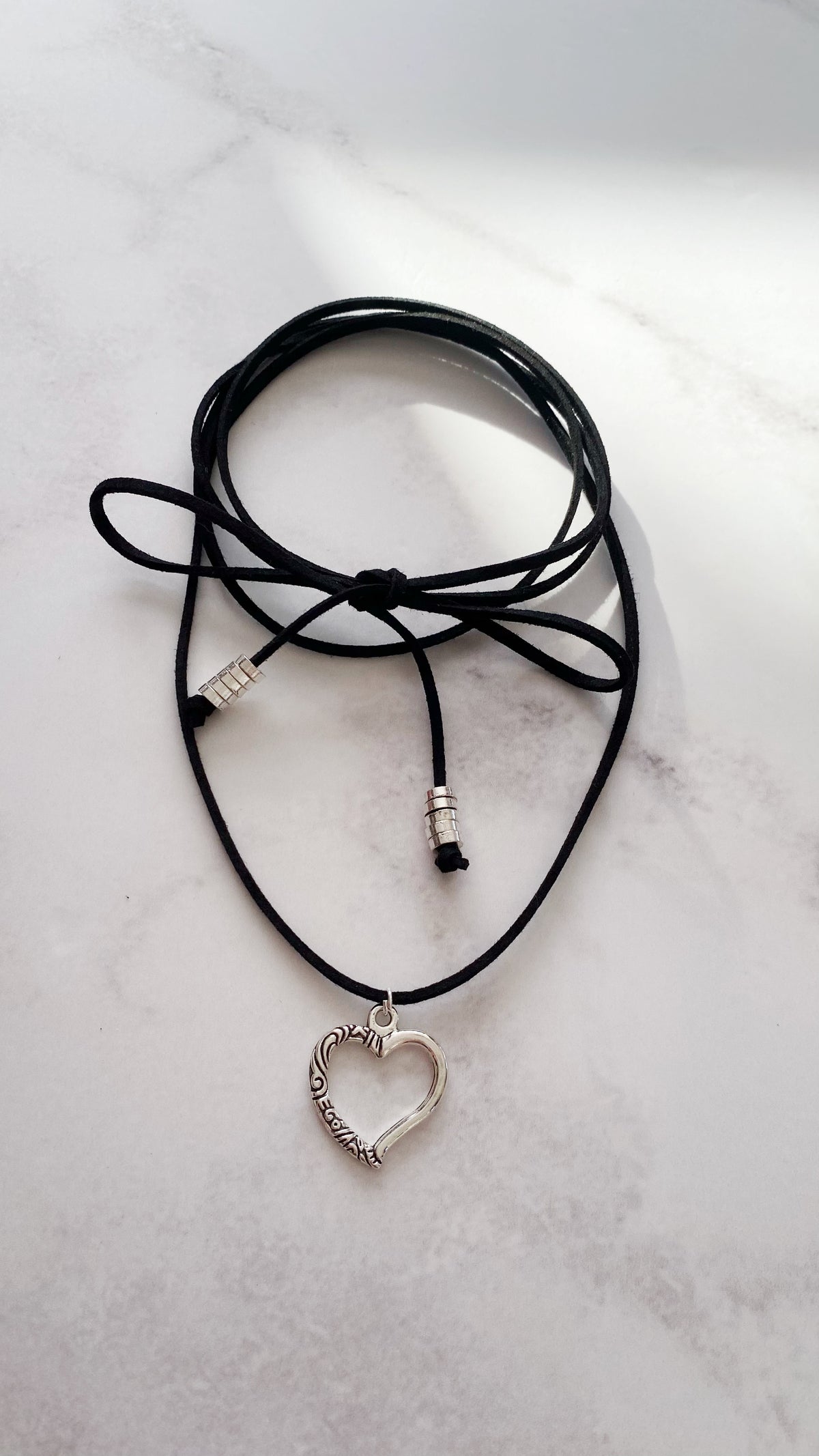 COLLAR GAMUZA MINI CORAZÓN - NEGRO