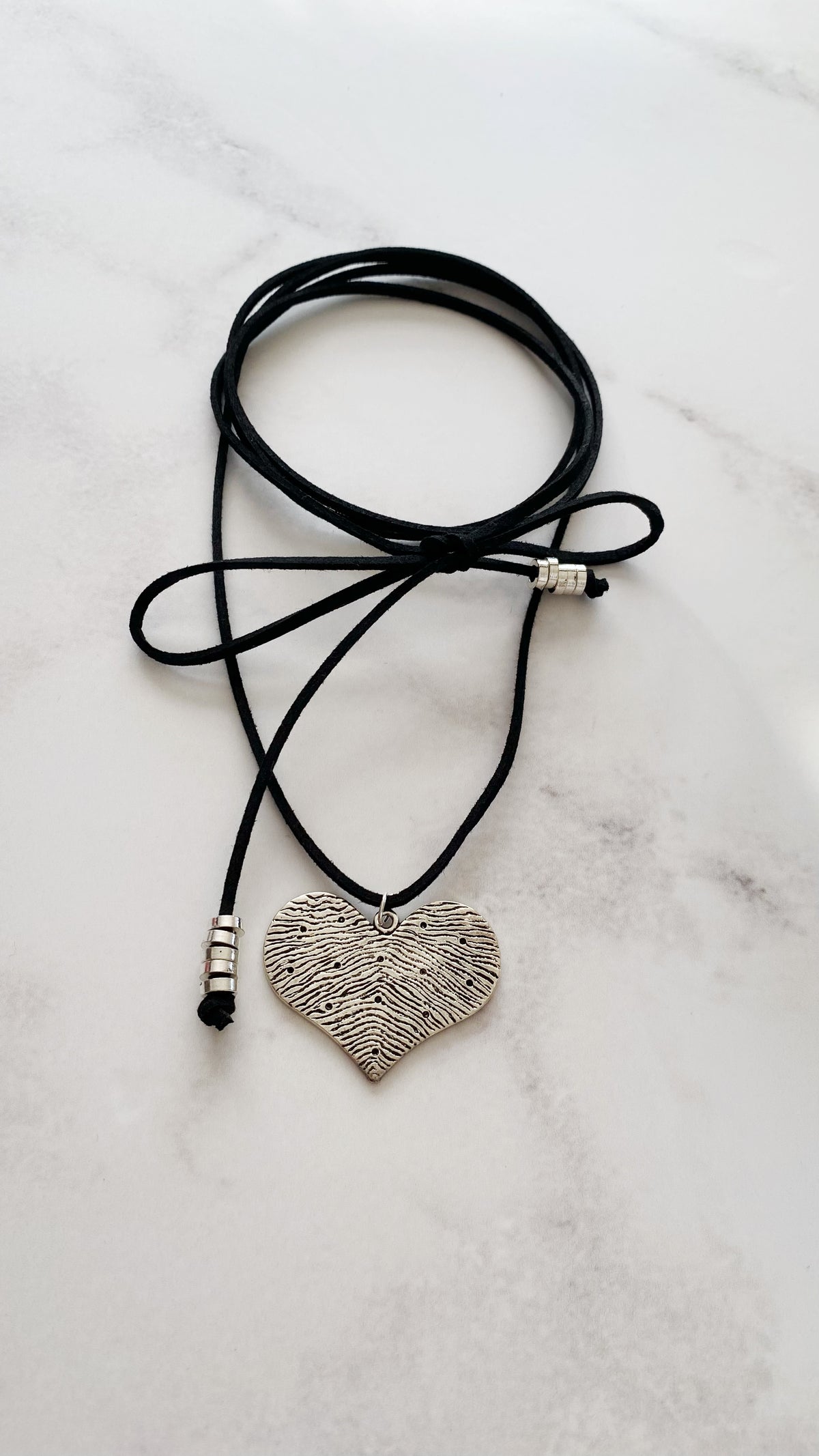 COLLAR GAMUZA CORAZÓN LINEAS - NEGRO
